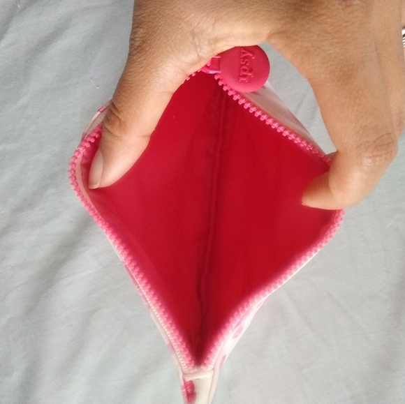 💙Ipsy Pink Lips and Kisses Makeup Bag (3 for $20) - Picture 5 of 5